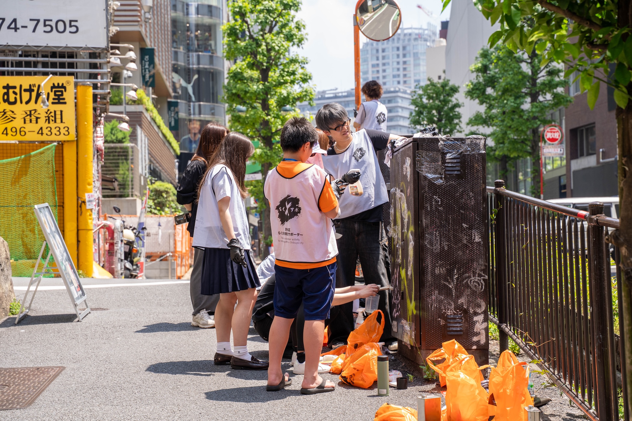 渋谷のまちをみんなの手できれいに。渋谷センター街こども食堂×「らく